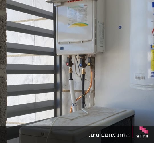יחידת מיזוג אוויר עם צינורות חיבורים